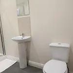 Bright 1-bed Flat, Free Parking, Easy Access Апартаменти *