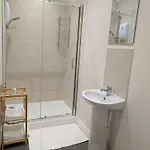 Апартаменти Bright 1-bed Flat, Free Parking, Easy Access