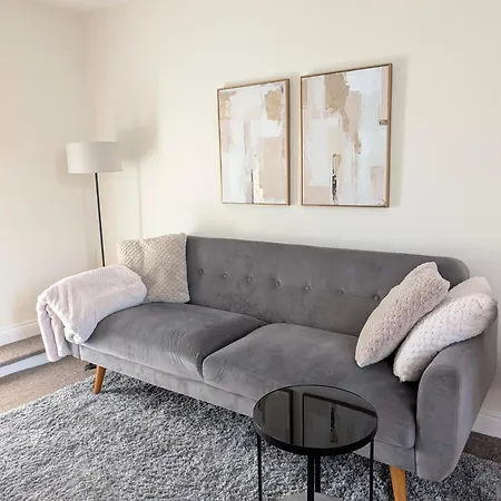 Apartment Bright 1-Bed Flat, Free Parking, Easy City Access