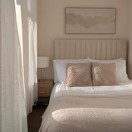 Bright 1-bed Flat, Free Parking, Easy Access Apartment