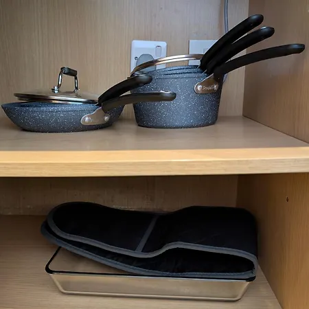 Bright 1-bed Flat, Free Parking, Easy Access *