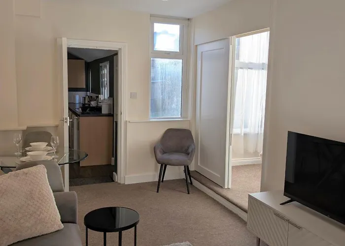 Bright 1-bed Flat, Free Parking, Easy Access Apartment