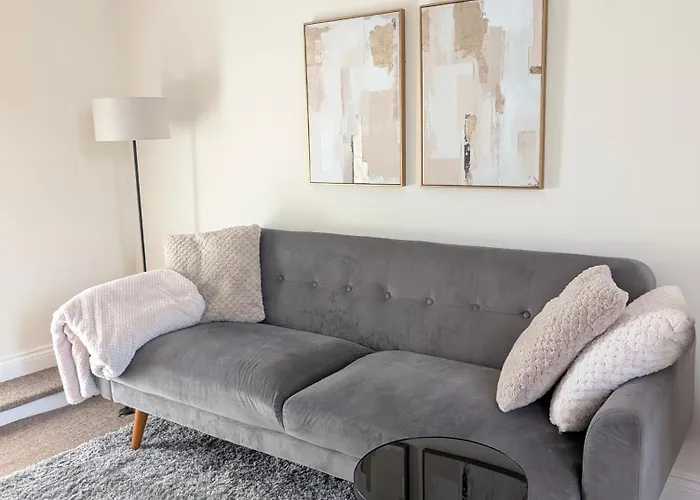 Apartment Bright 1-Bed Flat, Free Parking, Easy City Access