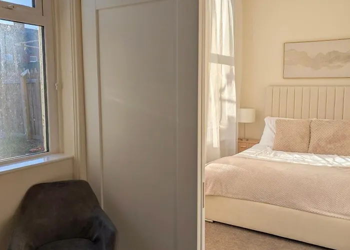 Bright 1-bed Flat, Free Parking, Easy Access