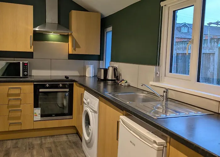 Apartamento Bright 1-bed Flat, Free Parking, Easy Access *