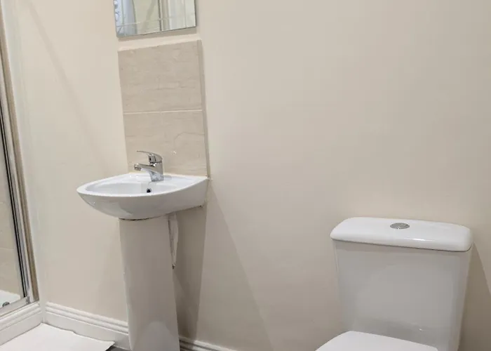 Bright 1-bed Flat, Free Parking, Easy Access Apartment *