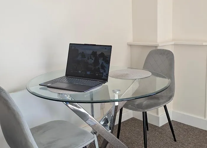 Bright 1-bed Flat, Free Parking, Easy Access Apartment *