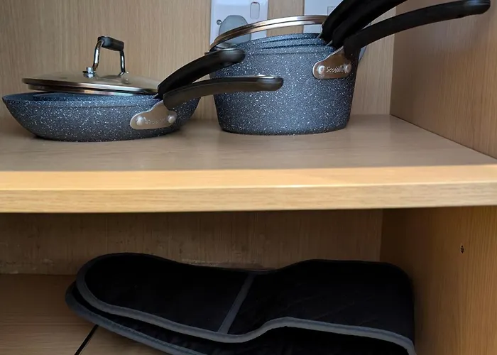 Bright 1-bed Flat, Free Parking, Easy Access *