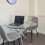 Bright 1-bed Flat, Free Parking, Easy Access Appartamento *