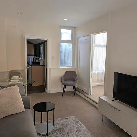 Bright 1-bed Flat, Free Parking, Easy Access Апартаменти