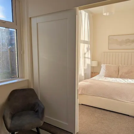Bright 1-bed Flat, Free Parking, Easy Access